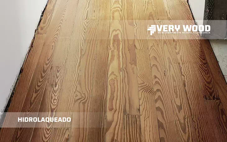 Hidrolaqueado en piso de pinotea - Verywood Pisos de Madera