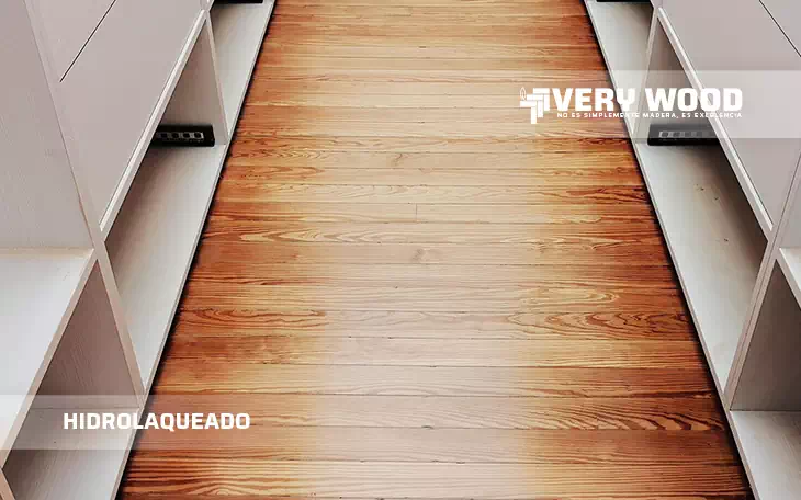 Hidrolaqueado en piso de pinotea- Verywood Pisos de Madera