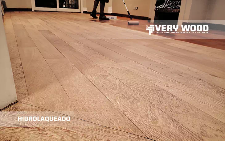 Momento de hidrolaquear piso de Roble Amazónico con- Verywood Pisos de Madera